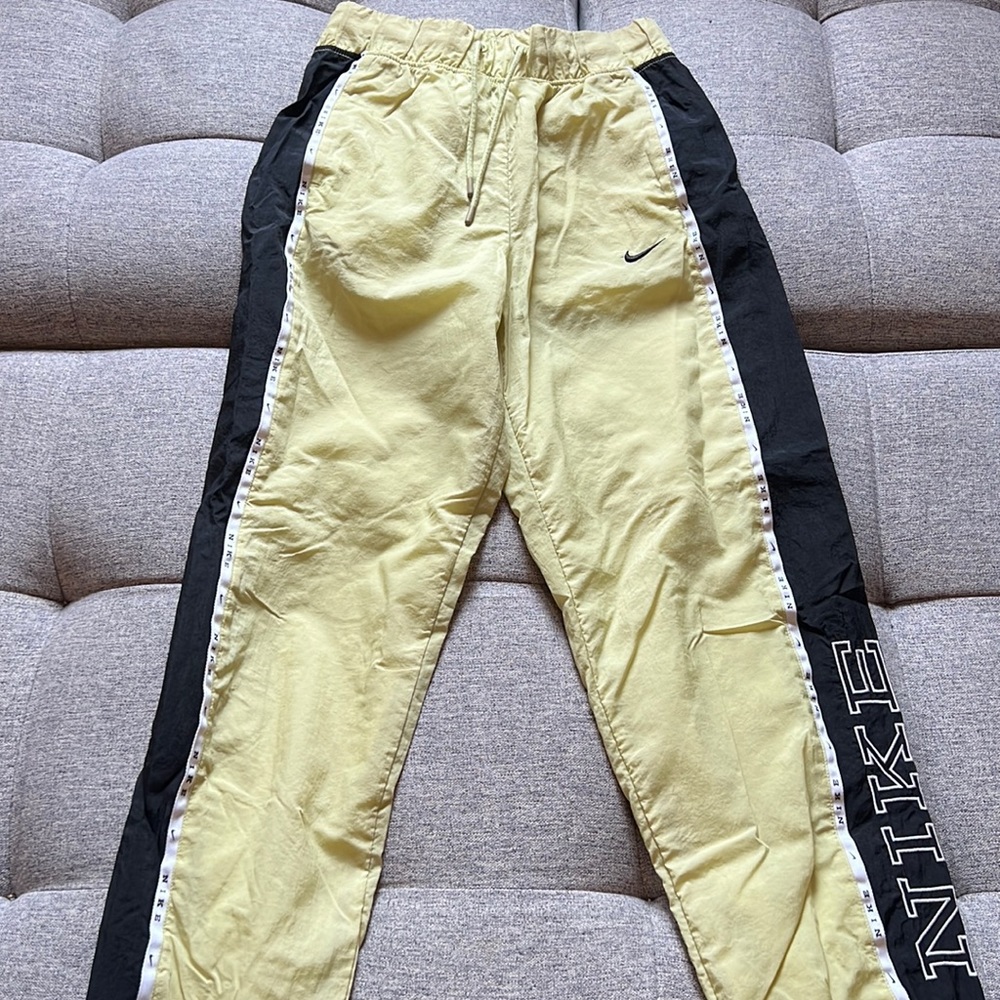 Pantalon style track suit Nike.